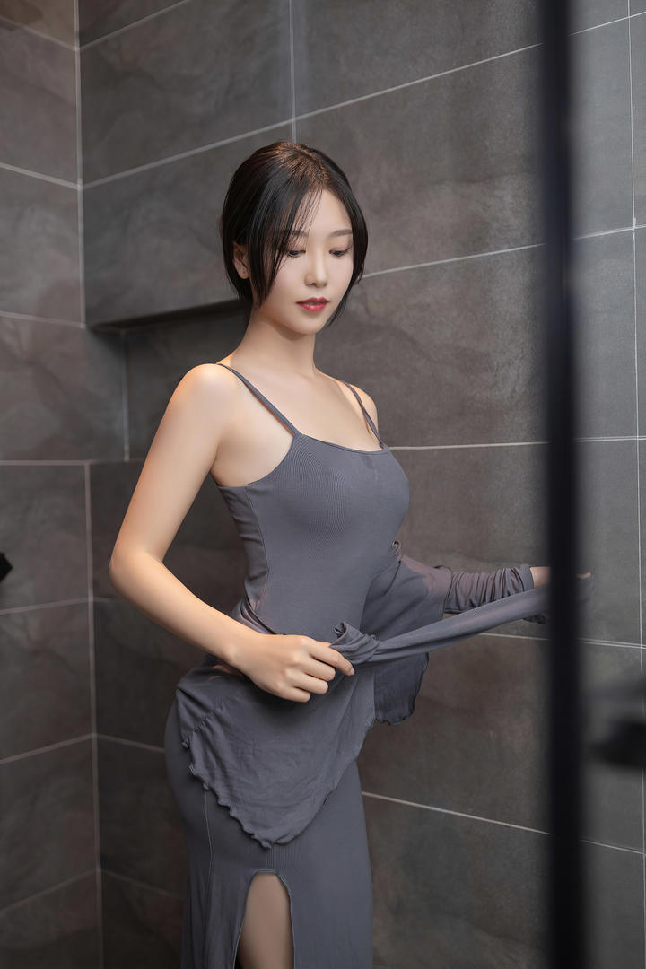 穿性感吊带长裙的极品身材美女利世浴室写真照片