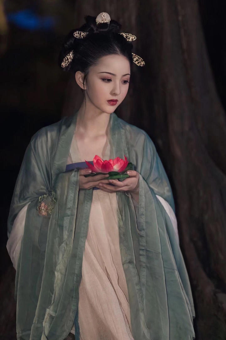 手捧莲花的清纯古装美女摄影图片