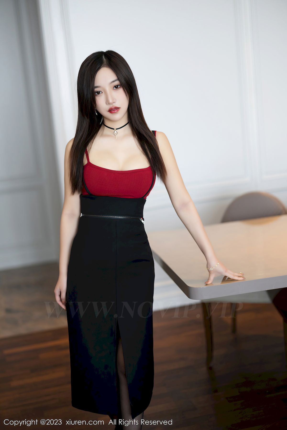 秀人网新人妙可可Cheese红色吊带上衣+黑色长裙性感写真