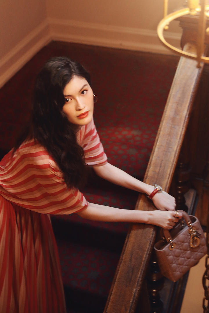 扶在栏杆上的气质女星何穗写真