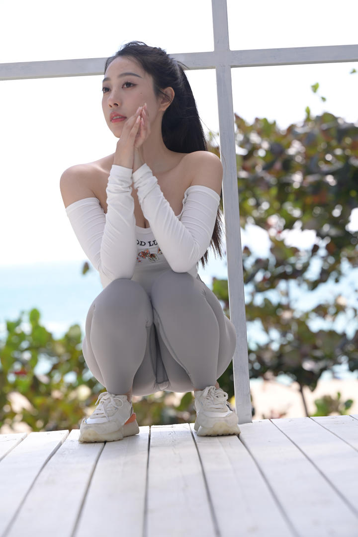 蹲在地上的灰色瑜伽裤美女性感人体艺术照片