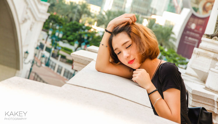 端坐在台阶上的青春靓丽美少女