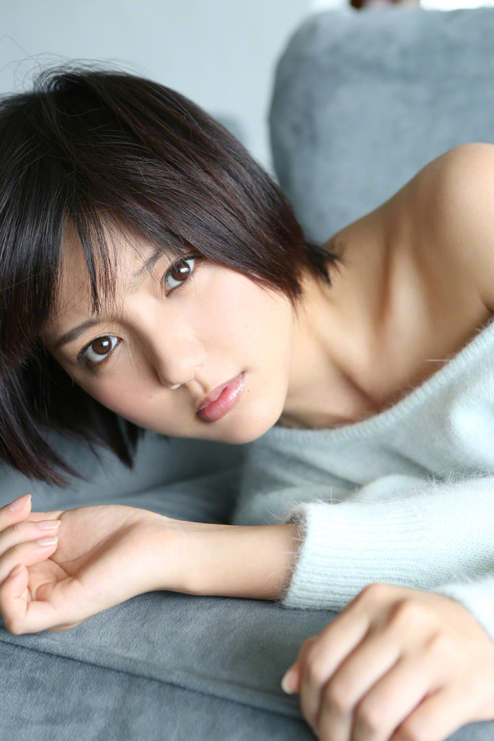 趴在沙发上的高清日本清纯美女特写图片