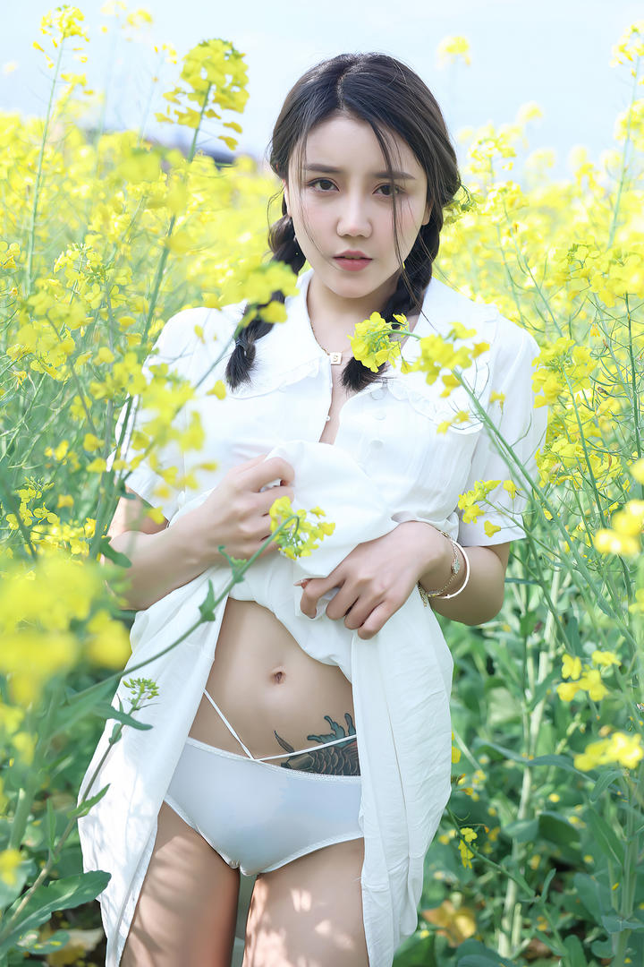 油菜花中的清纯美女模特夏西唯美女生户外写真图片