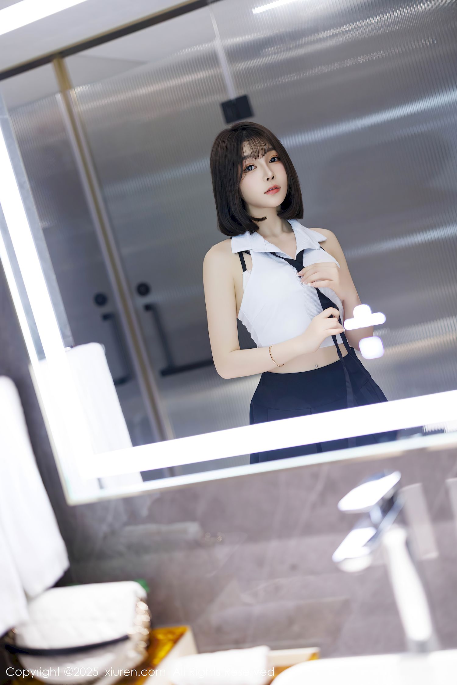 秀人网女神徐莉芝Booty白色上衣黑色短裙性感写真