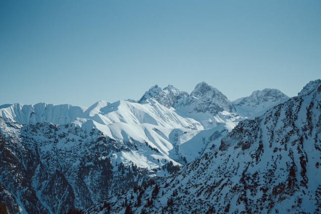 连绵起伏雪山山脉图片