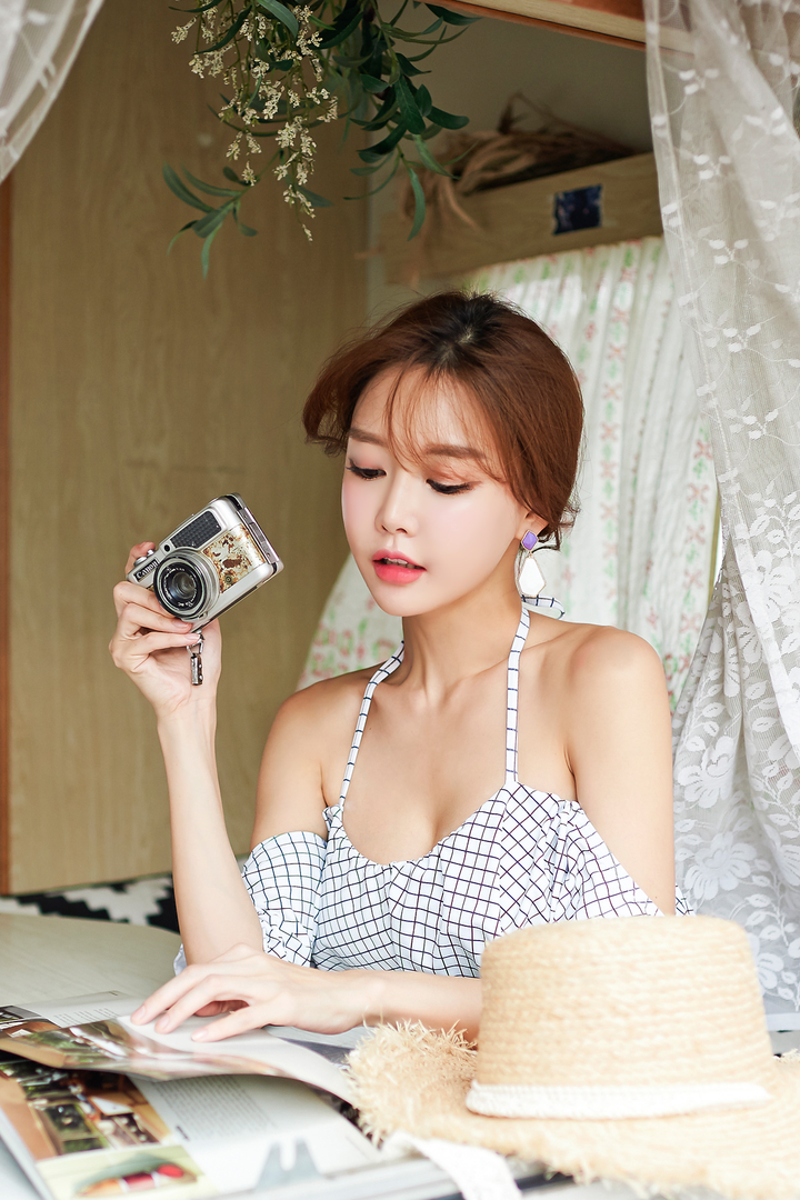 拿着相机的韩国高清美女主播图片