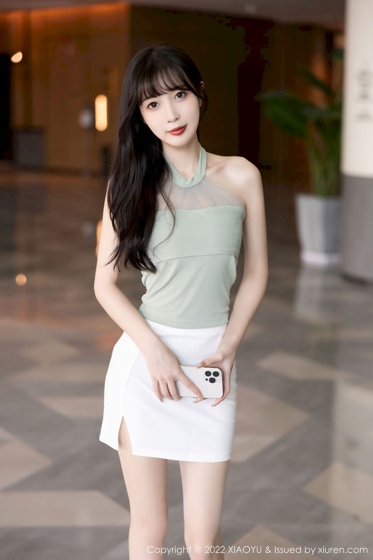 语画界美女模特林星阑绿灰上衣搭配白色短裙性感写真