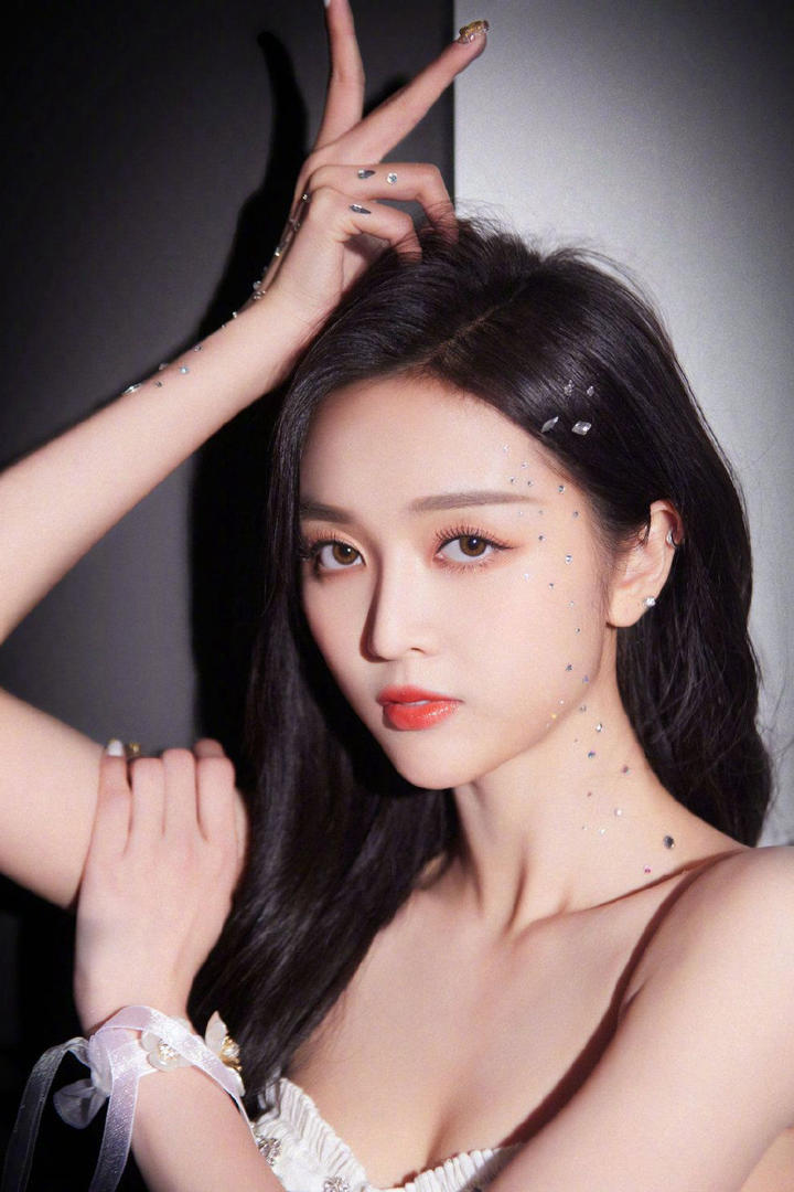 高清美女明星吴宣仪图片
