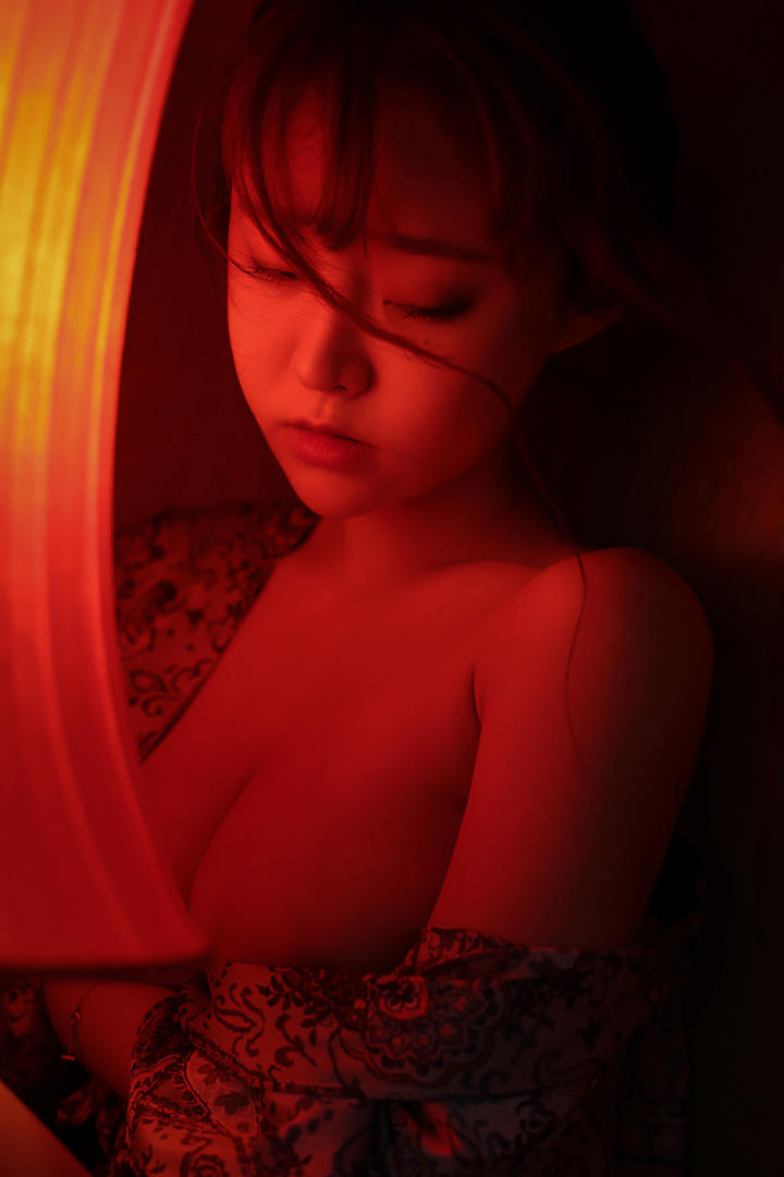 朦胧灯光下的性感美女图片