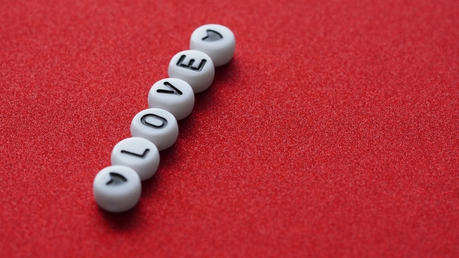 LOVE字母摆放在红色卡纸上图片