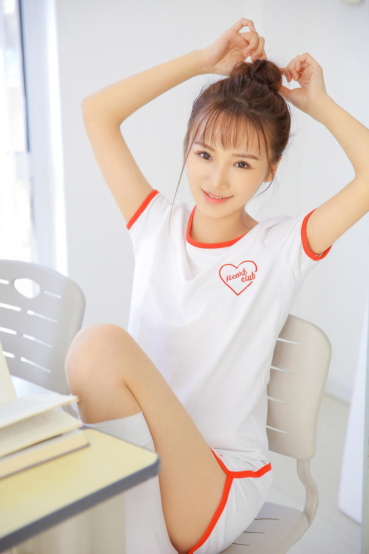 扎起头发的可爱清纯美女学生高清手机壁纸大图