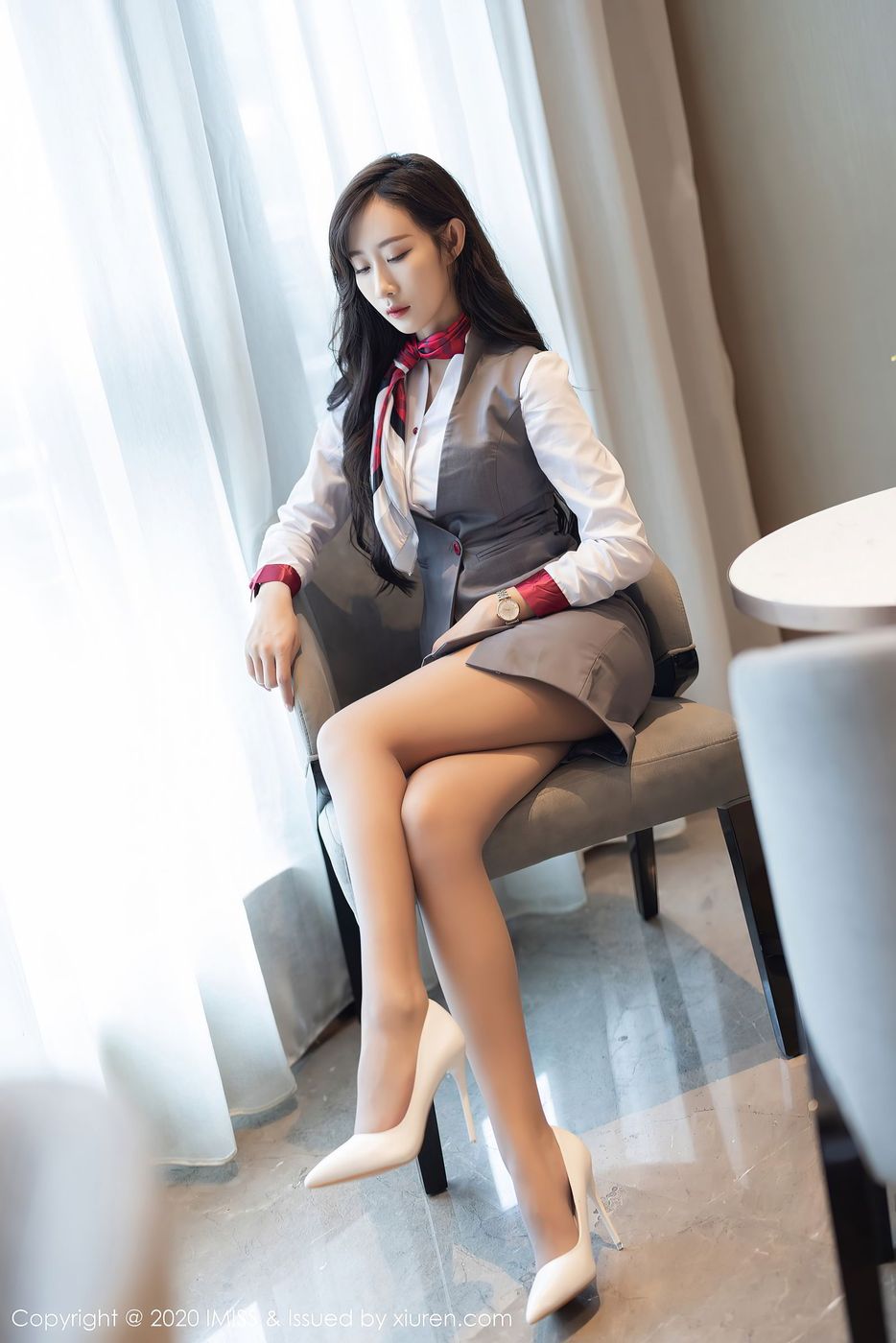 爱蜜社新人模特萌白酱高挑身材丝足美腿空姐制服系列写真