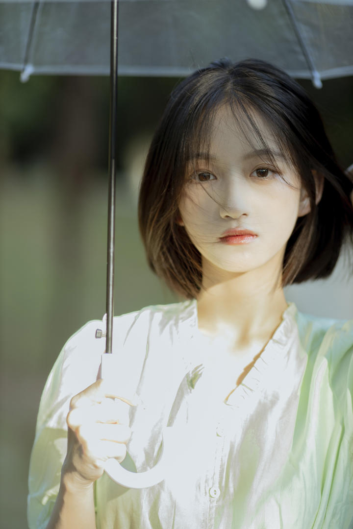 撑着伞的短发清纯女孩高清头像图片大全