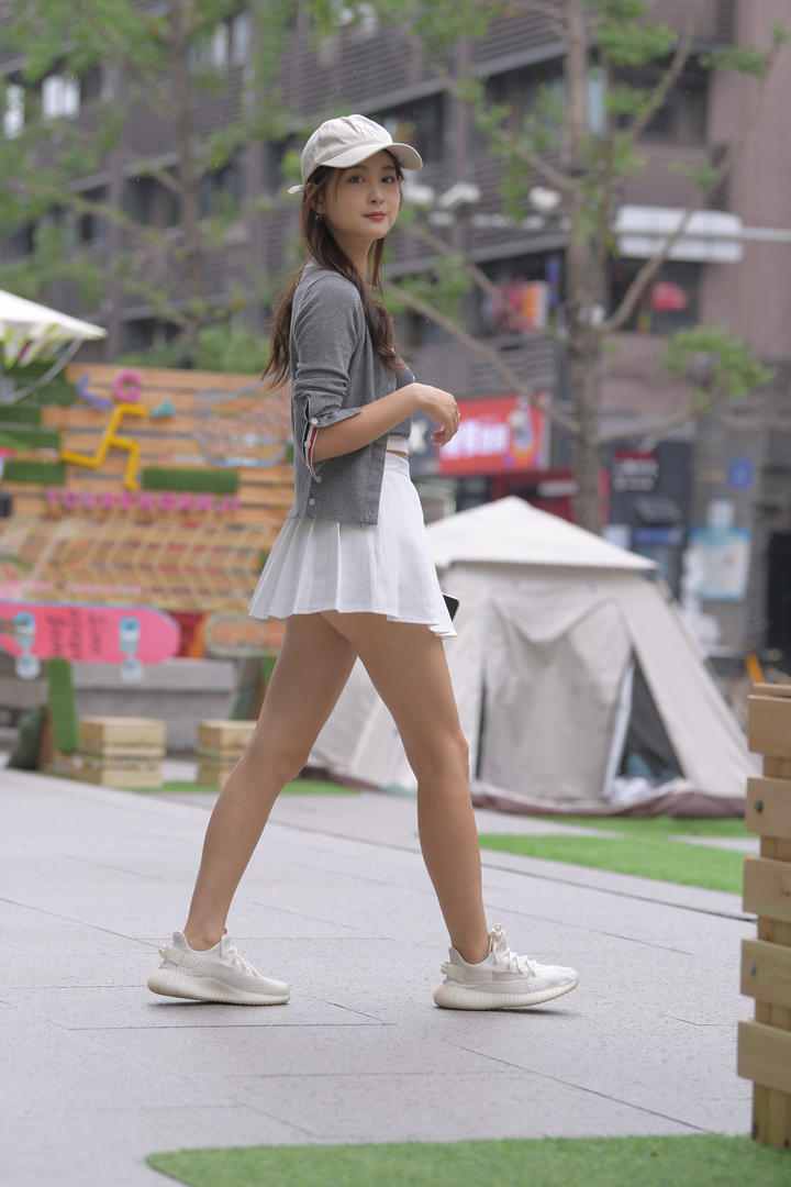 街拍穿超短裙的日韩长腿美女模特高清壁纸图片