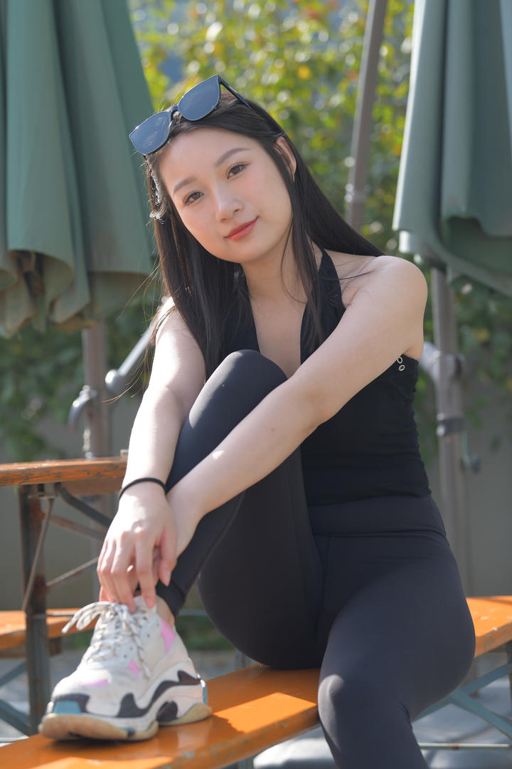 戴着墨镜的紧身裤美女高清街拍美女大全