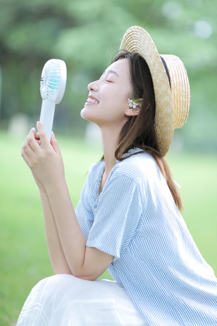 清纯养眼纯欲女生户外唯美写真图片