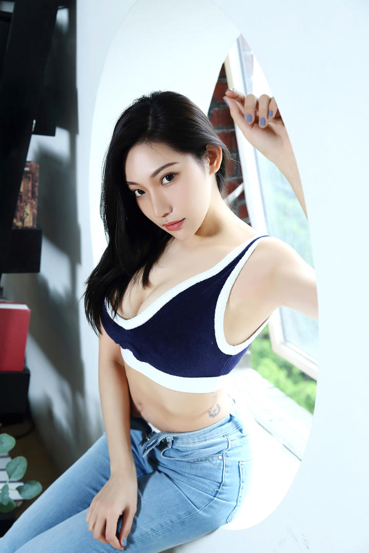 高清丰满大胸推女郎国模美女图片