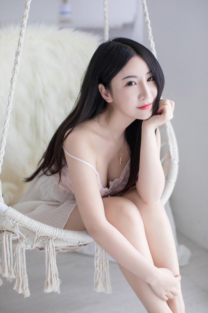 坐在吊椅上的极品性感女神写真