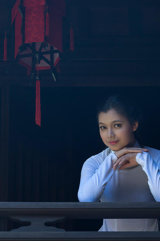 灯笼下的古装美女人像摄影图片