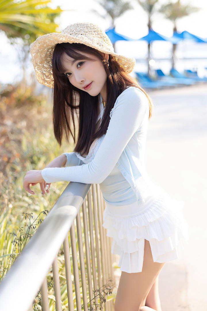 趴在栏杆上的高清养眼美女杨晨晨户外写真图片