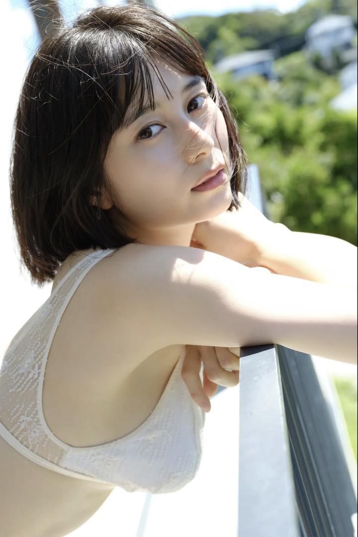 站在阳台上的日本短发美女模特高清图片