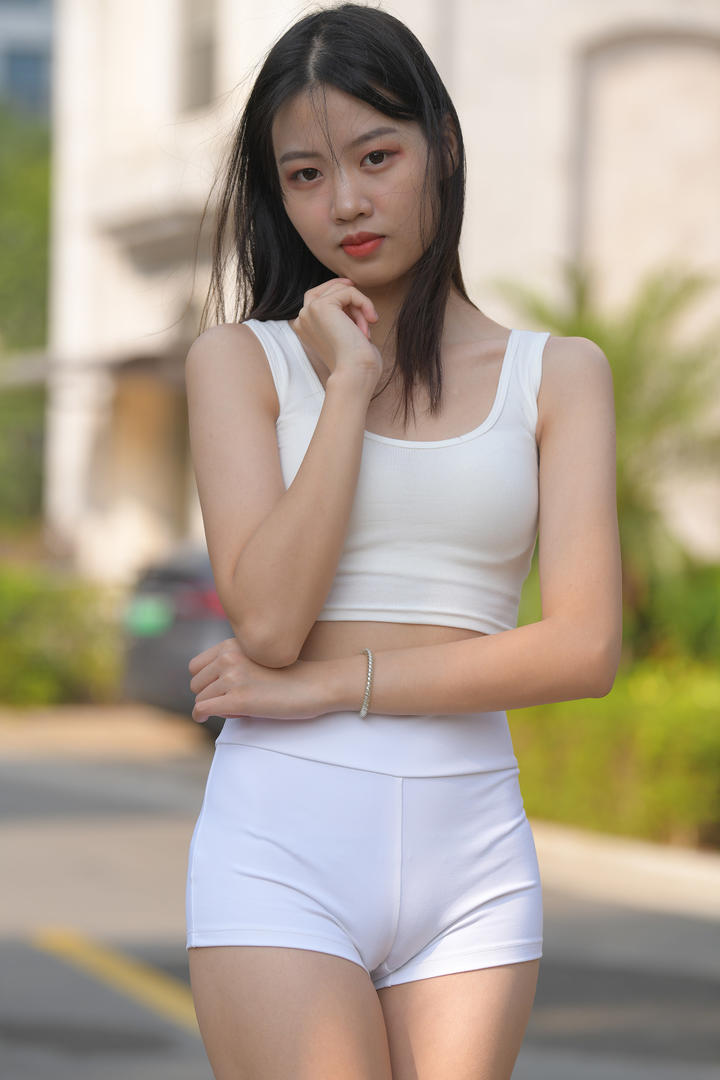 街拍穿紧身热裤的清纯邻家女孩高清养眼壁纸图片