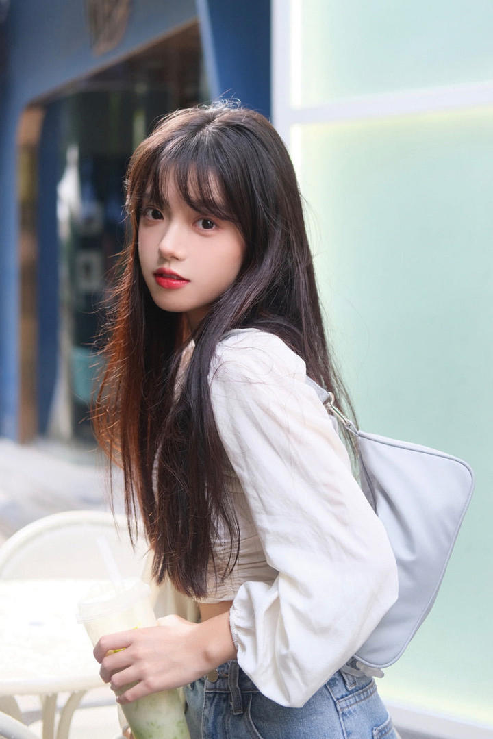 清纯靓丽的可爱网红主播写真图片