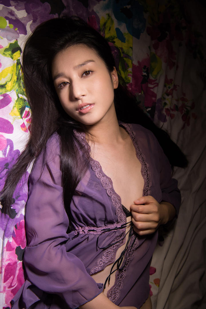 躺在床上的日本美女睡衣性感写真