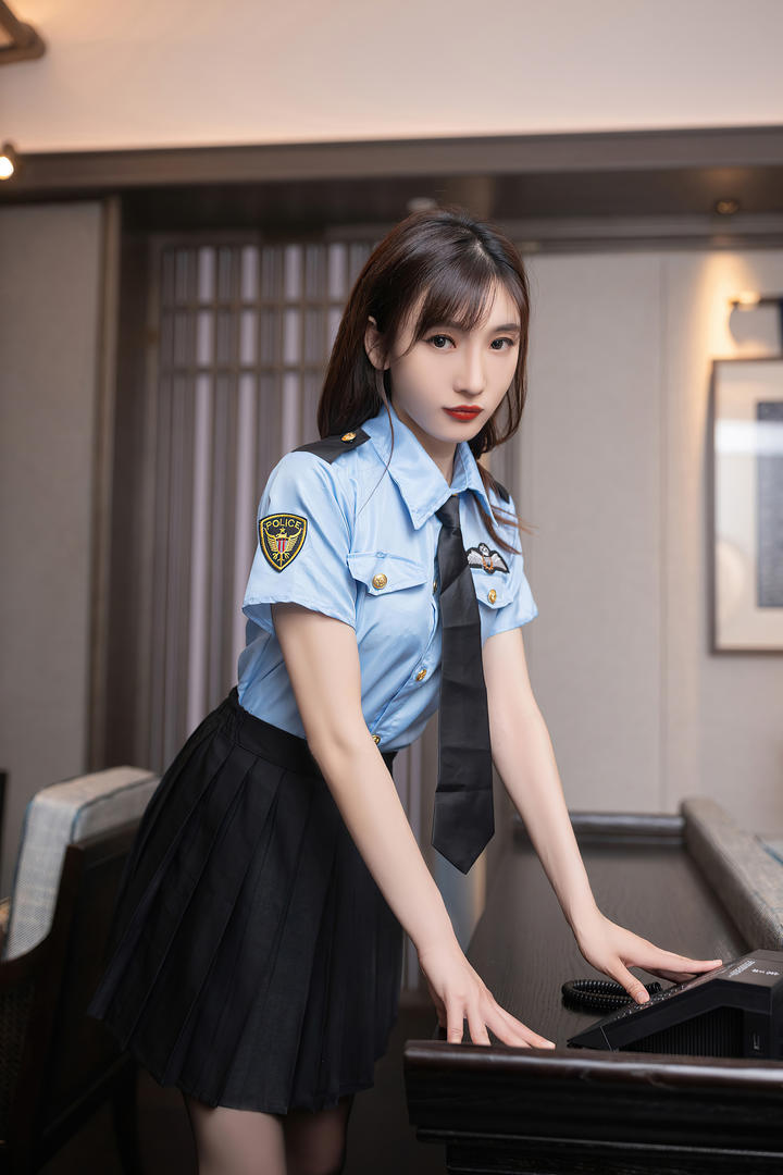 极品性感警花陆萱萱制服诱惑大尺度写真套图