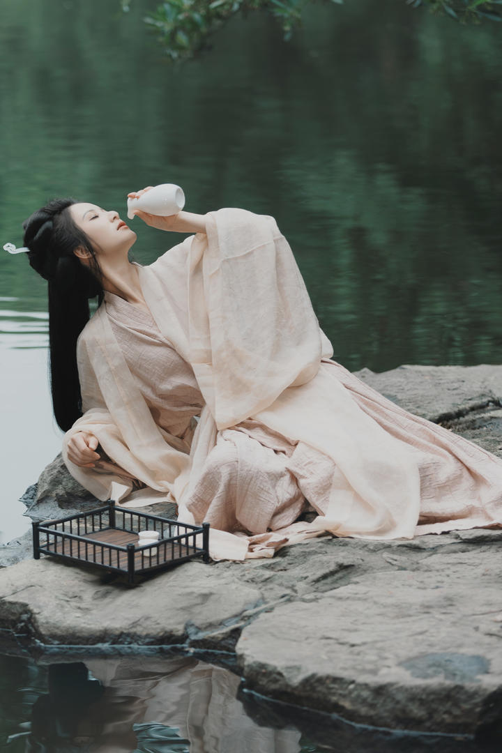 品酒的古风美女个人艺术摄影图片大全