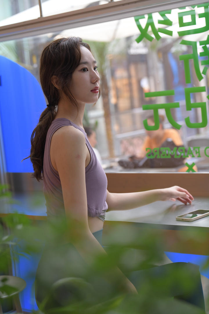 奶茶店穿紧身裤的美女3a街拍图片