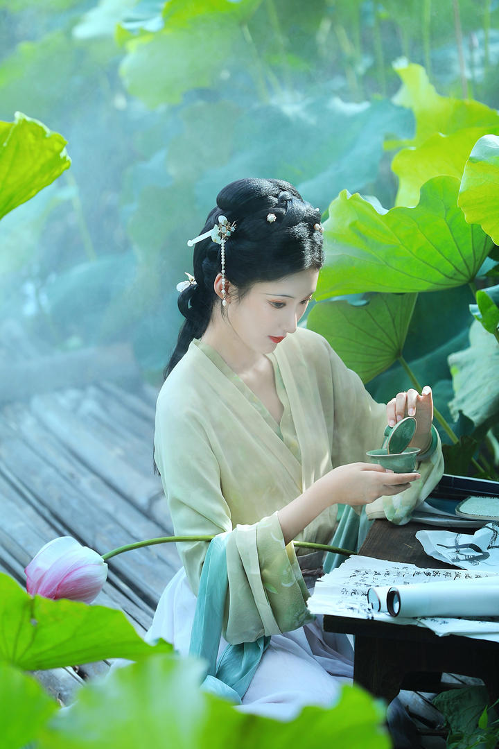 荷花池中的清纯古装美女艺术写真图片