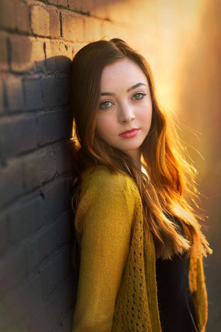 夕阳下的气质欧美美女图片