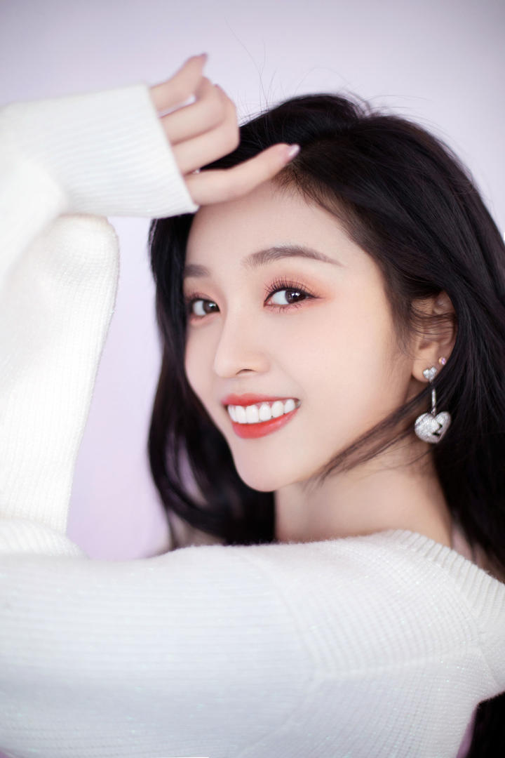 唇红齿白的时尚美女明星吴宣仪高清美照图片