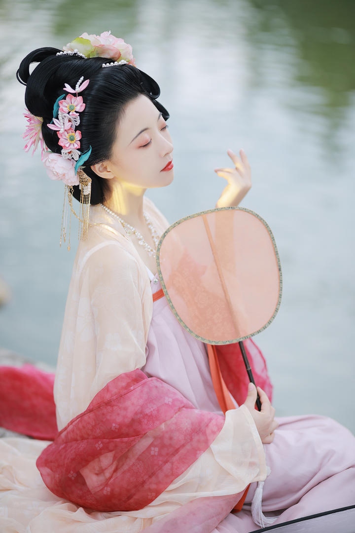 坐在湖边的清纯古装美女头像素材图片