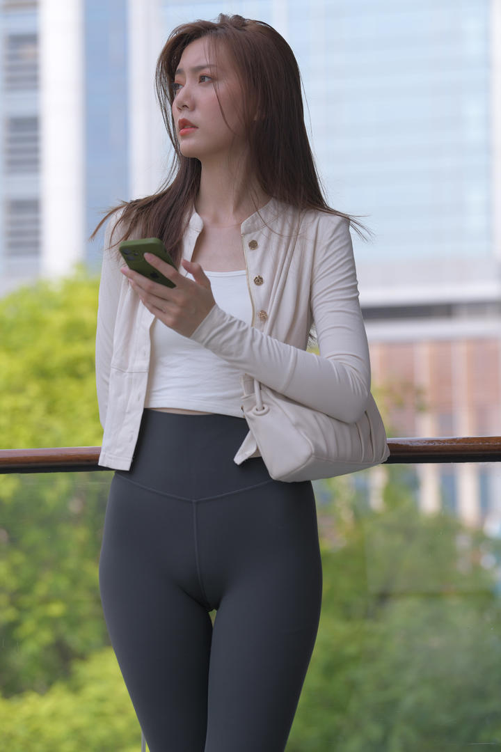 性感紧身裤美女3A街拍美女图片