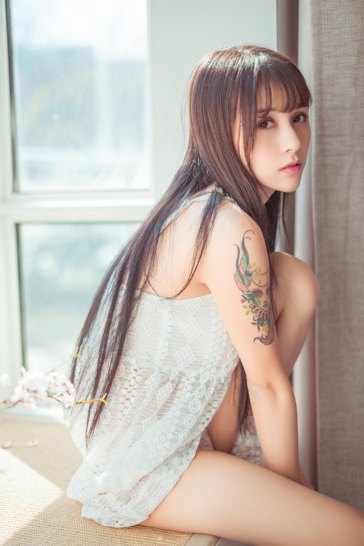 坐在床边的极品清纯女神写真