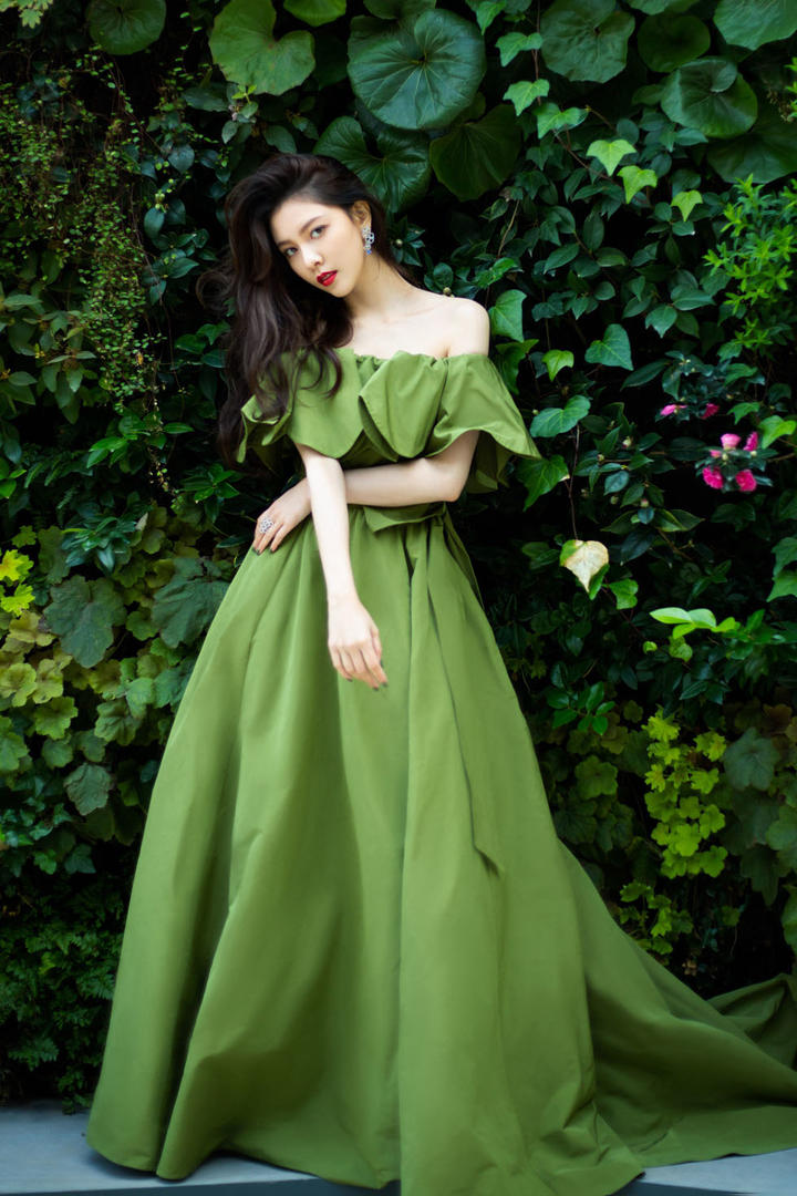 穿着绿色连衣裙的高清美女明星宋妍霏