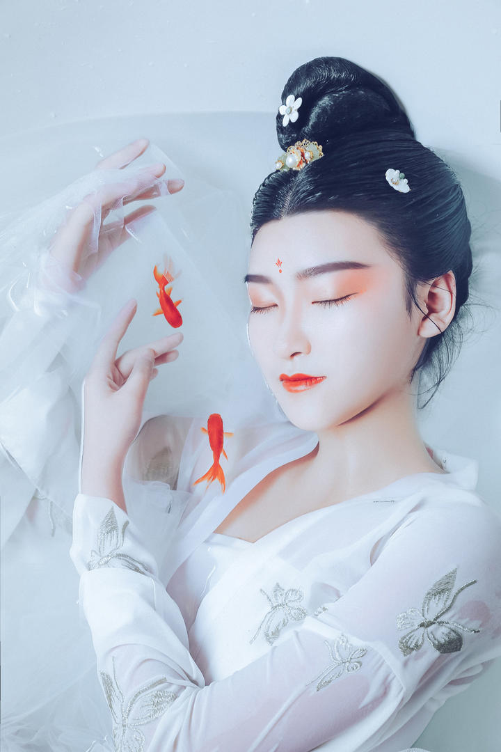 躺在水中的唯美古装美女艺术写真图片