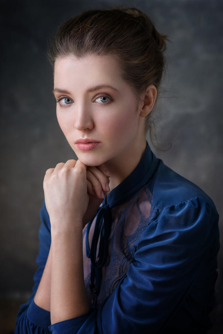 穿着蓝色衣服的超清欧美美女肖像写真