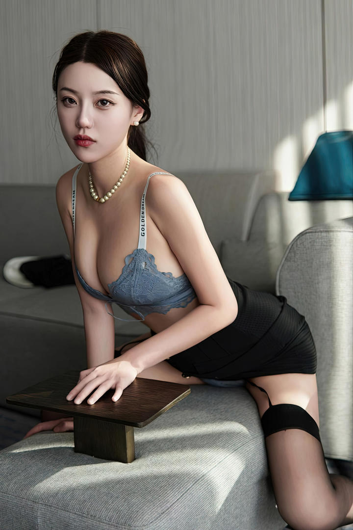 骑在沙发上大胸美女国模人体艺术写真图片
