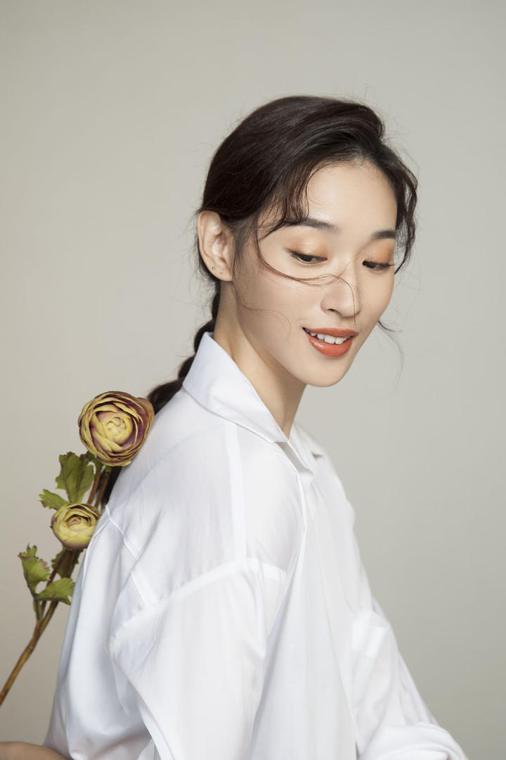 女星张馨比白衬衣气质写真图片