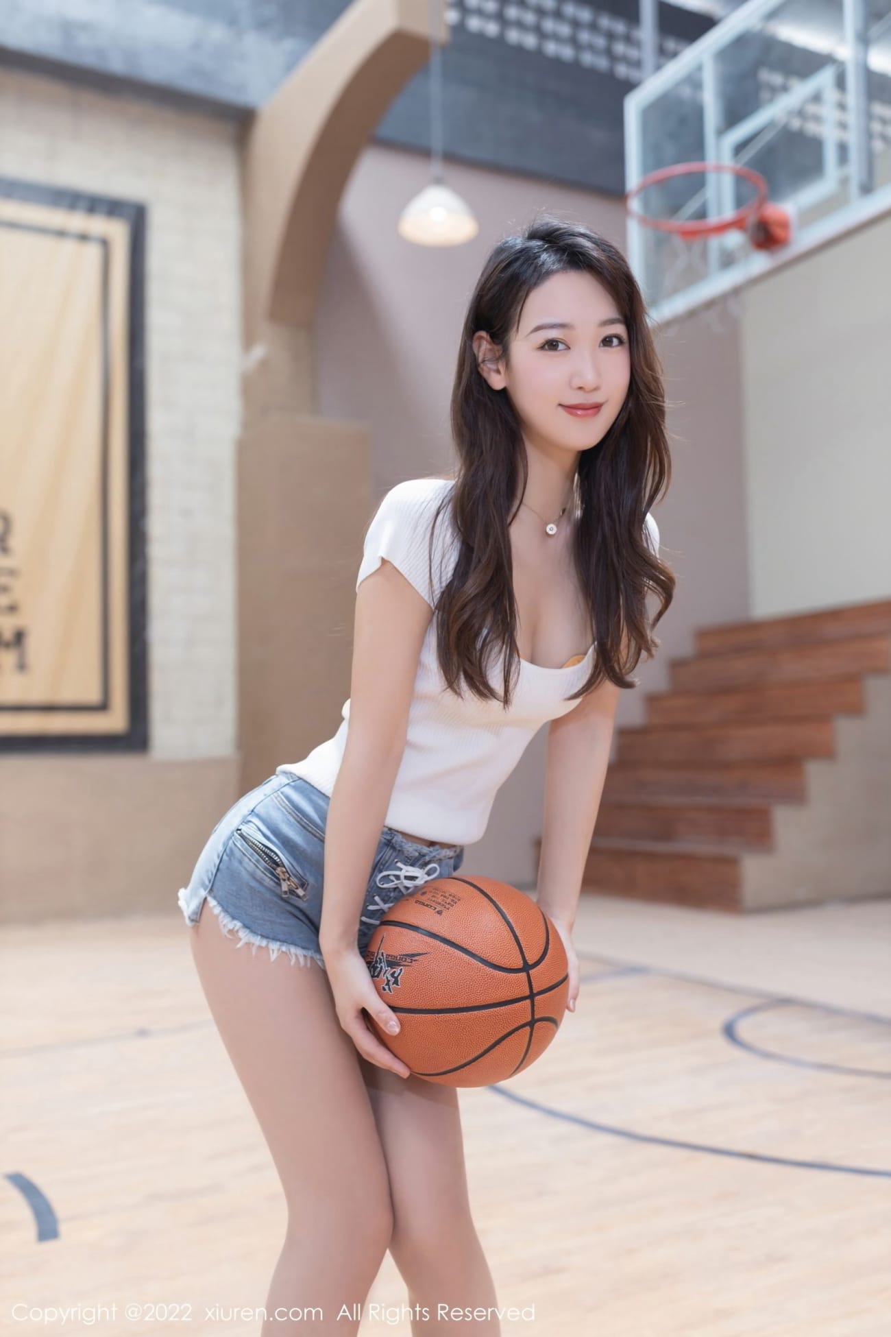 秀人网美女模特唐安琪白色收身上衣篮球宝贝装扮性感旅拍