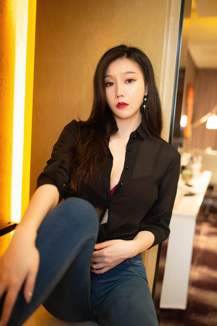 亚洲在线精品高清性感女神安然写真套图
