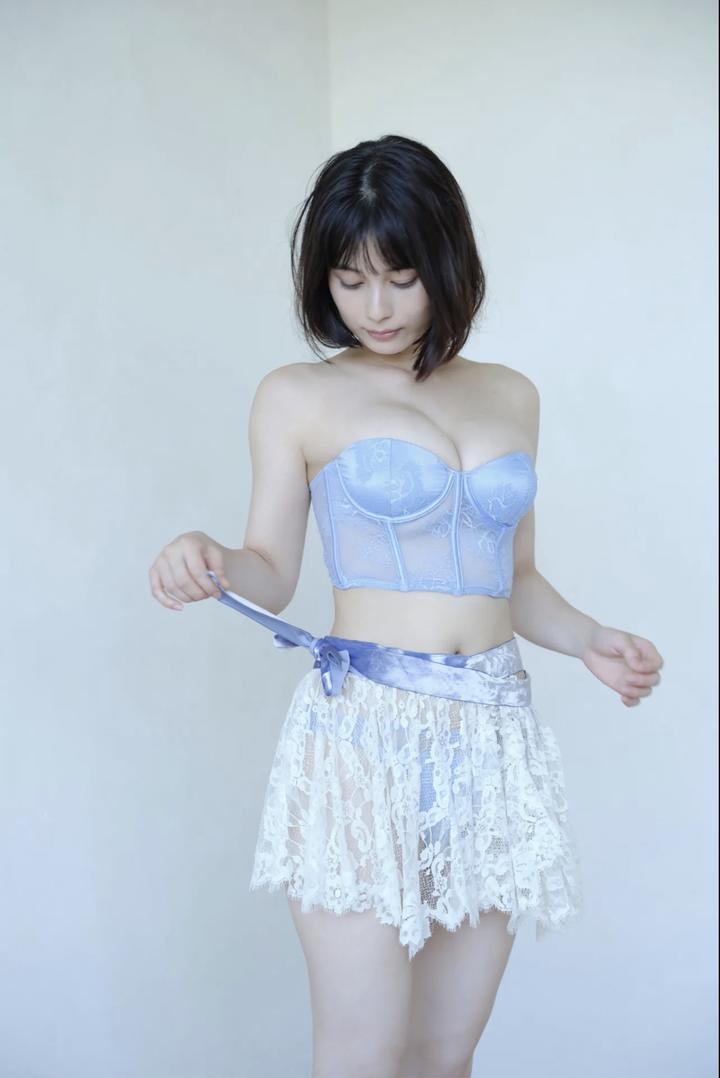 穿透明短裙的日本超短裙美女个人艺术写真图片