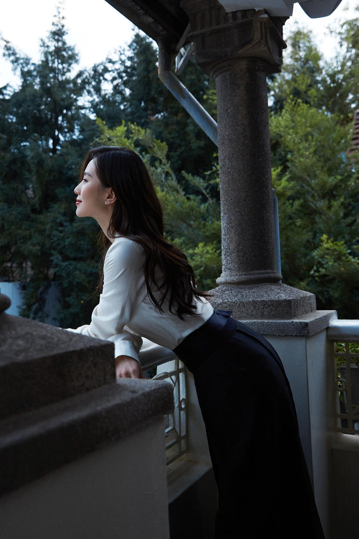 趴在栏杆上气质美女明星刘诗诗国内美女明星专辑