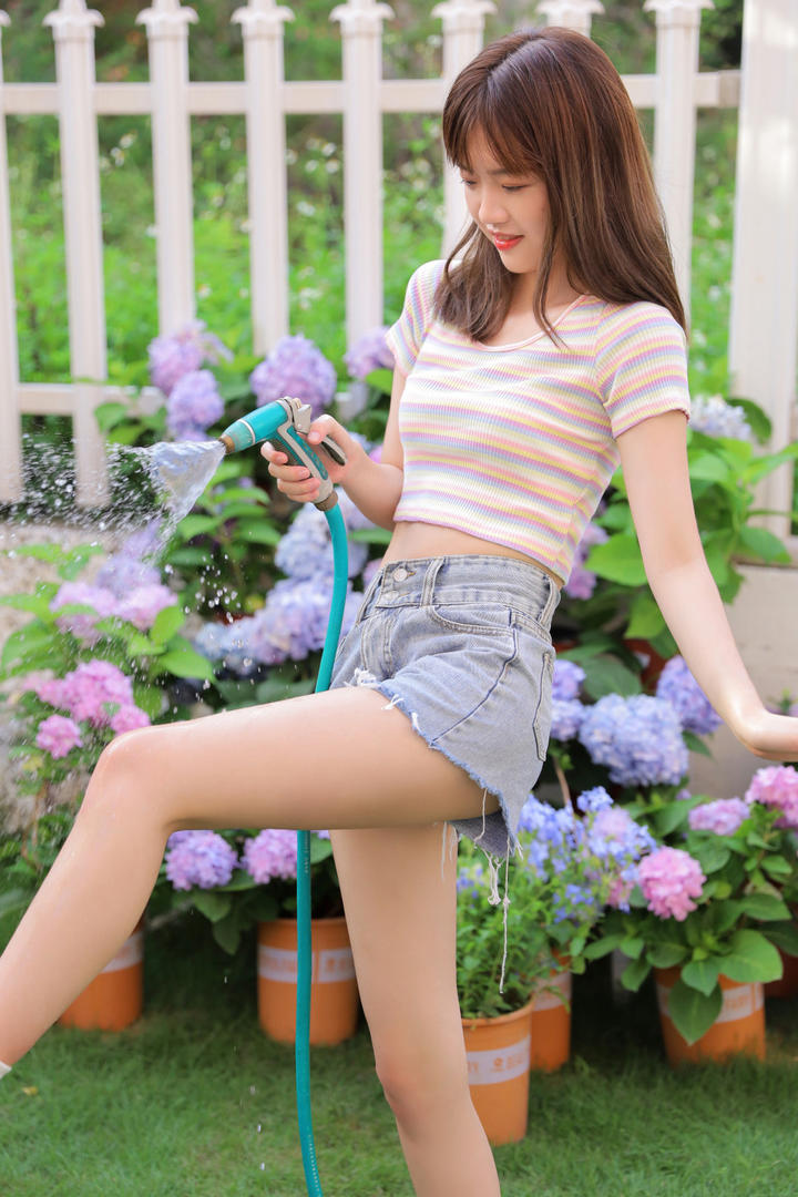 浇花的长腿清纯美女头像生活照写真图片