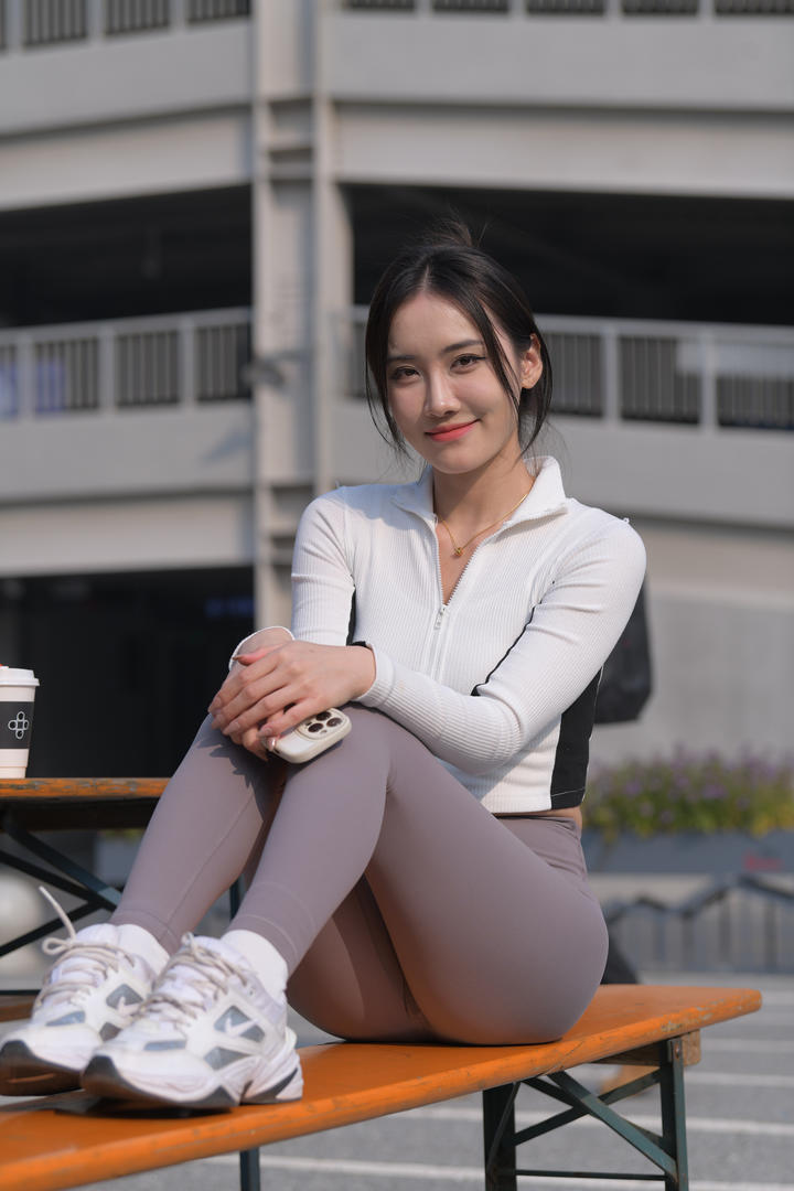 【百万转发的神级街拍】健身美女博主运动穿搭｜瑜伽裤包裹的黄金腰臀比