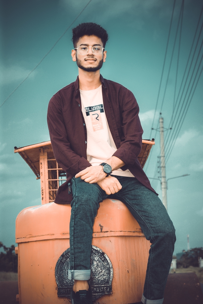 衬衫牛仔裤戴眼镜帅哥图片